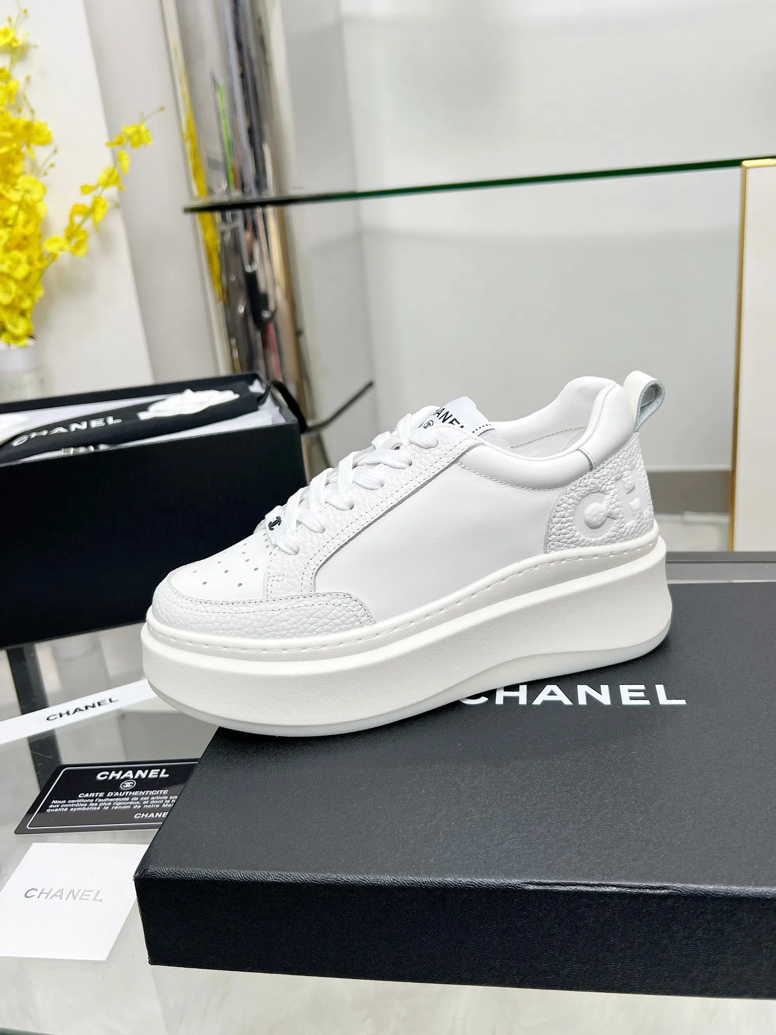 👟👟Ex-factory price 540👟👟 CHANEL 25C spring and summer new sports shoes official website is available at the same time ❤️ Counter out-of-stock kings. Major bloggers are recommending new styles on social days. This season’s new styles are simply eye-catching and look great on the feet. The casual casual sports style is refreshing and natural, interpreting Chanel’s fashionable femininity. The overall customization makes all sports shoes on the market at that time obsolete. This series is now available for sale! The upper is made of custom imported pebbled calf leather ➕ custom frosted calf leather. The lining is made of original one-to-one professionally customized mesh. Hardware accessories. Original full set of molds (not common in the market). Original custom molded TPU combination outsole. Height 4 cm. Women's size 35-39.